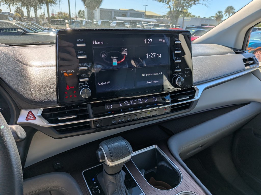 Used 2022 Toyota Sienna XLE FWD image 22