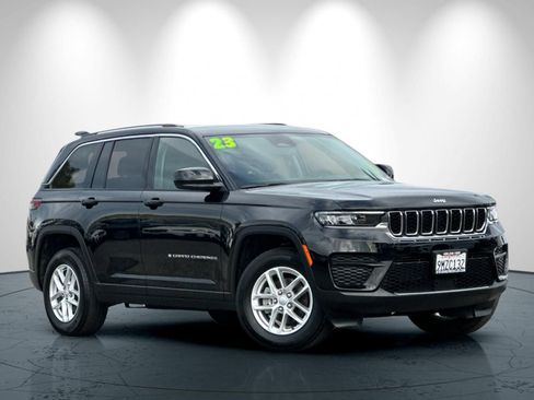Used 2023 Jeep Grand Cherokee Laredo AWD/4WD image 2