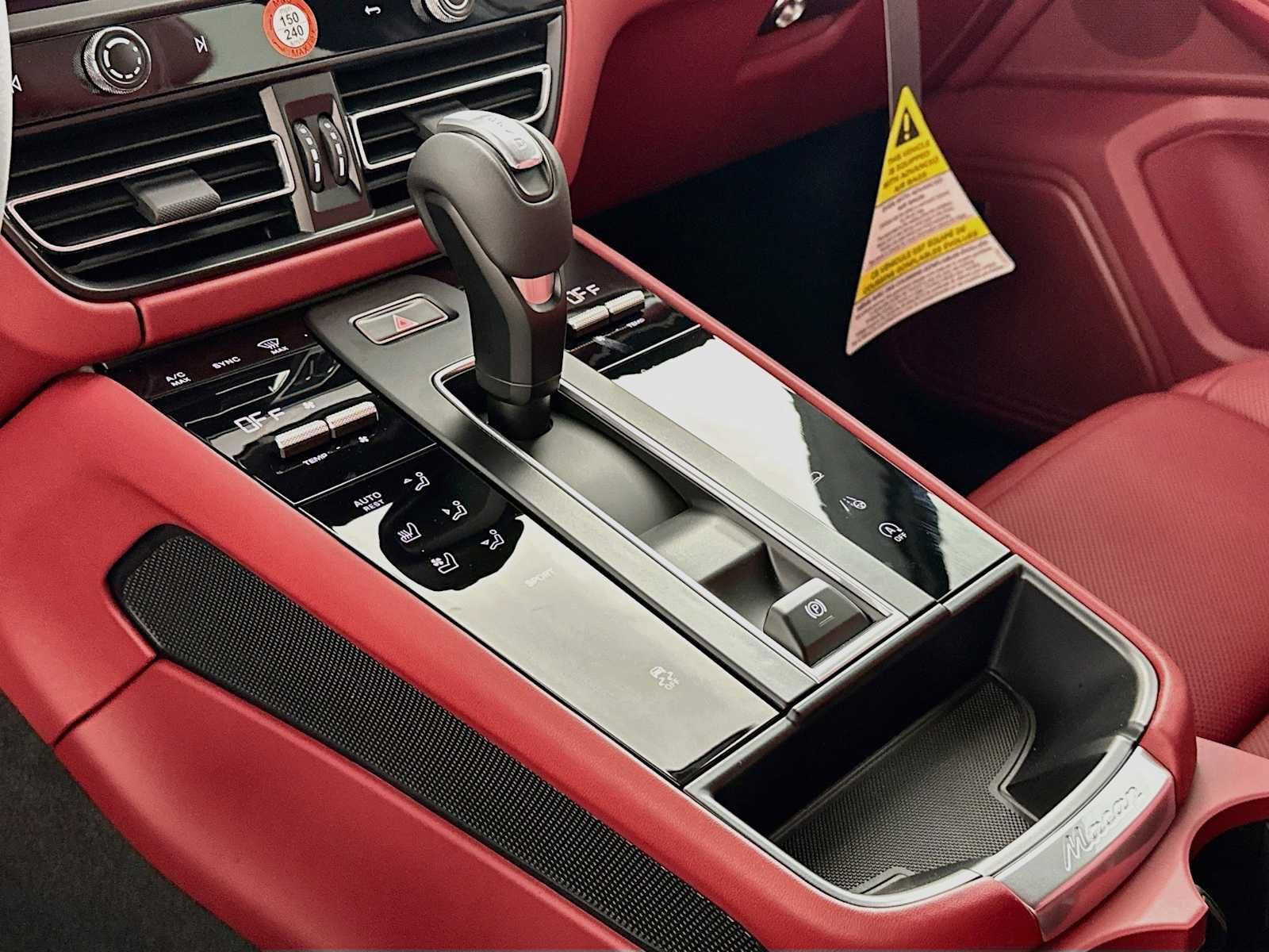 Certified 2025 Porsche Macan AWD/4WD image 20