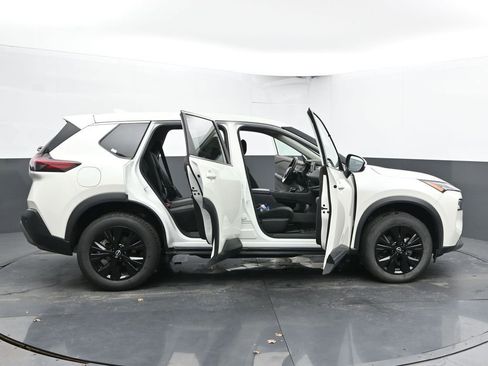Used 2023 Nissan Rogue SV image 60