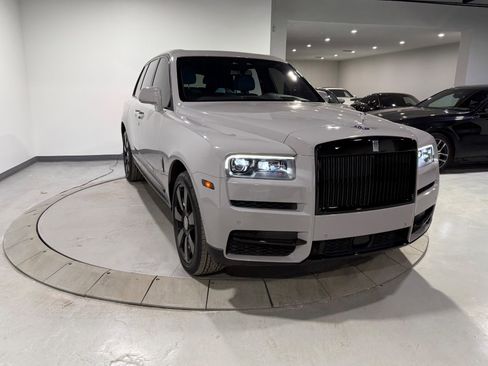 Used 2023 Rolls-Royce Cullinan w/ Cullinan Package image 11