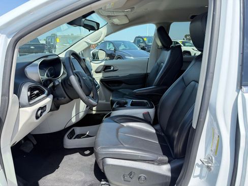 Used 2023 Chrysler Pacifica Touring-L FWD image 5
