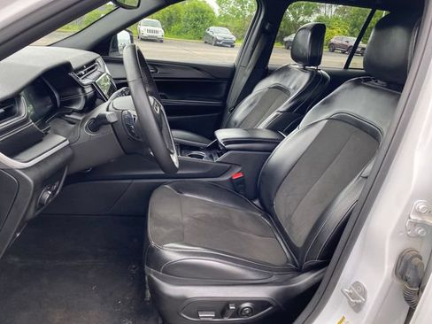 Used 2023 Jeep Grand Cherokee Altitude AWD/4WD image 15