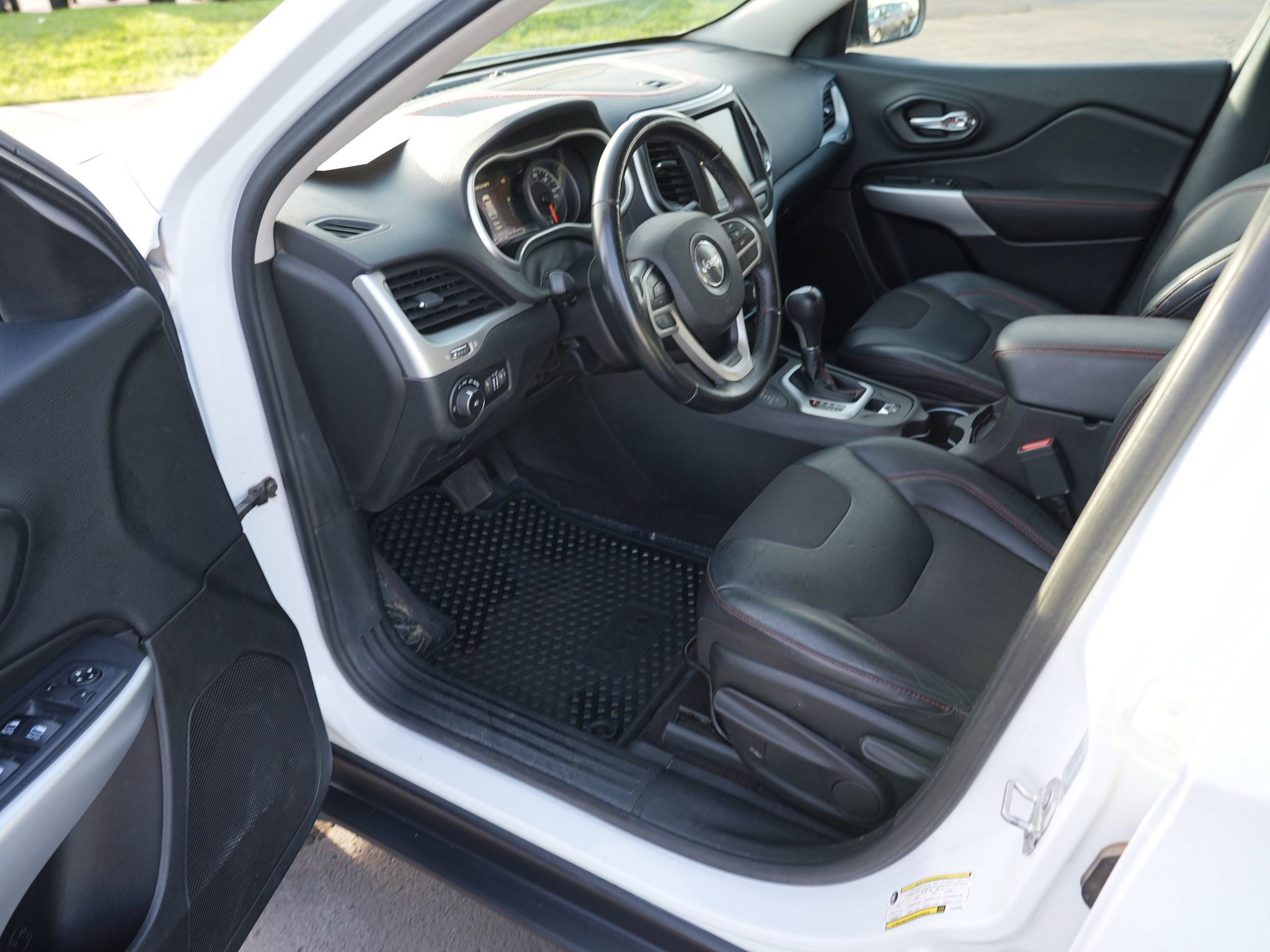 Used 2017 Jeep Cherokee Trailhawk AWD/4WD image 13