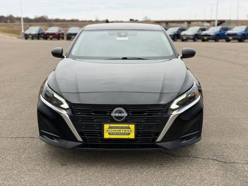 Used 2025 Nissan Altima 2.5 SV FWD image 2
