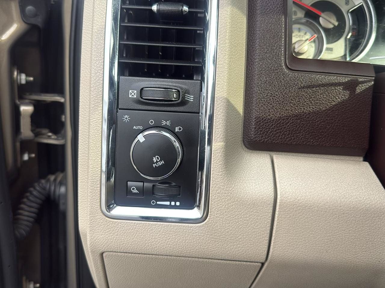 Used 2014 RAM 3500 Laramie Longhorn w/ Convenience Group AWD/4WD image 18
