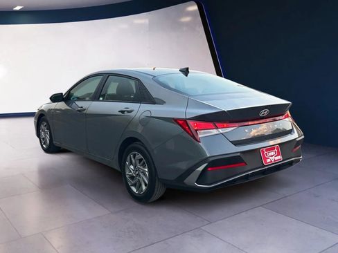 Used 2024 Hyundai Elantra SEL FWD image 3