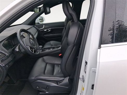 Used 2020 Volvo XC90 T6 Momentum w/ Protection Package Premier image 9