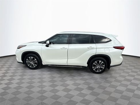 Used 2021 Toyota Highlander XLE image 9