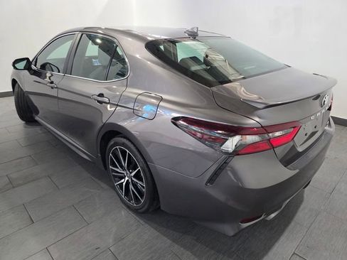 Used 2023 Toyota Camry SE image 3