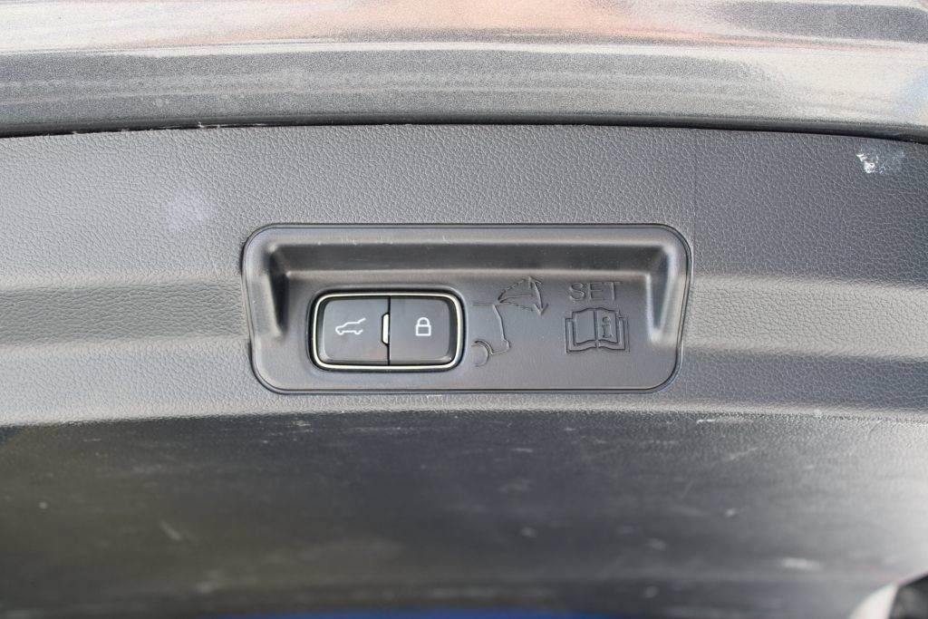Used 2020 Ford Explorer XLT w/ Equipment Group 202A RWD image 9