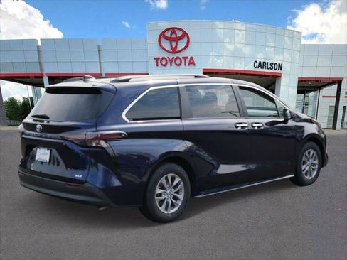 Certified 2025 Toyota Sienna XLE FWD image 2