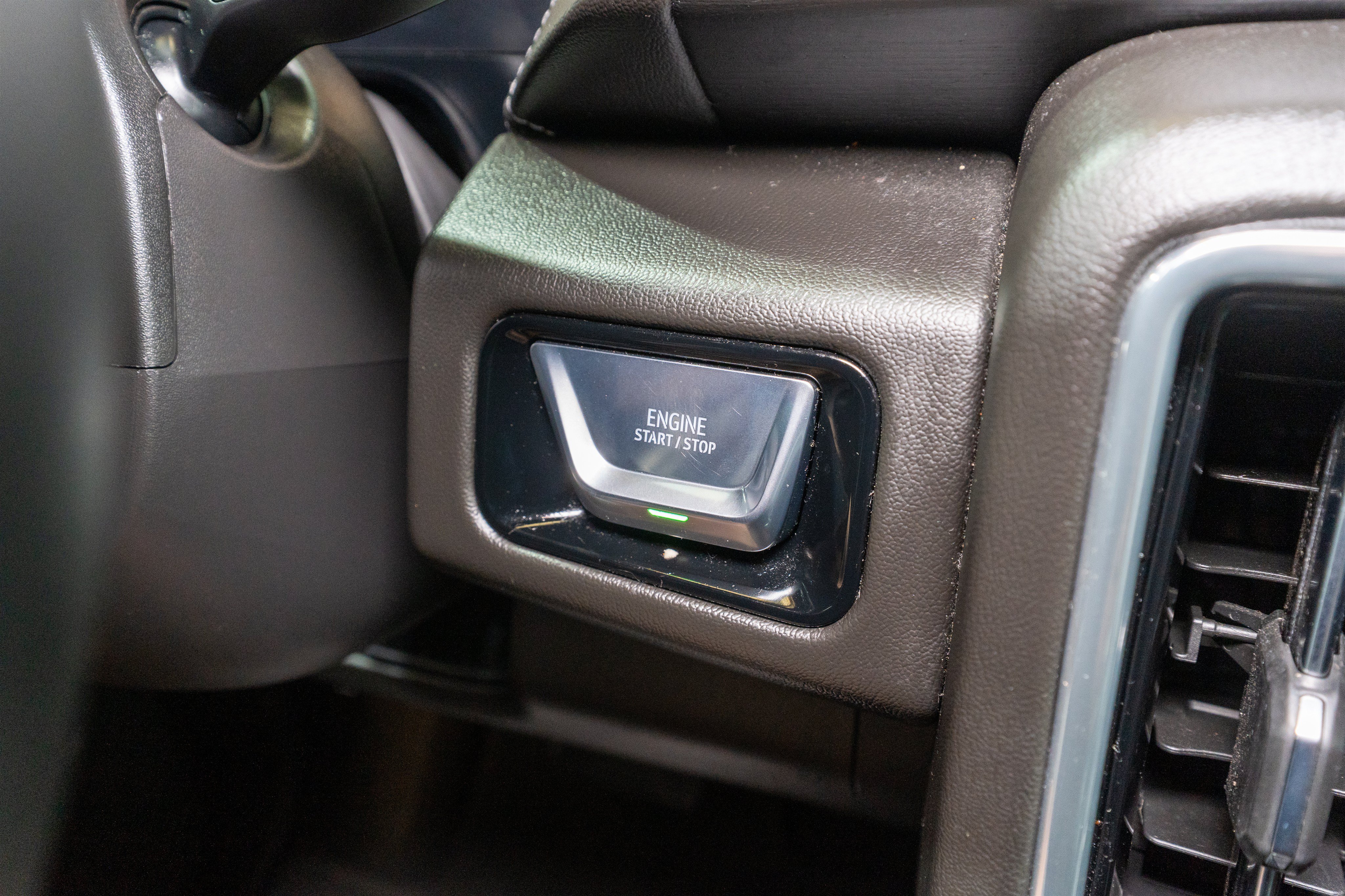 Used 2025 GMC Yukon XL Denali AWD/4WD image 27