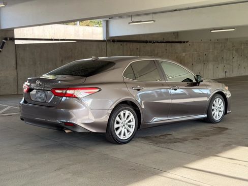 Used 2020 Toyota Camry LE FWD image 5