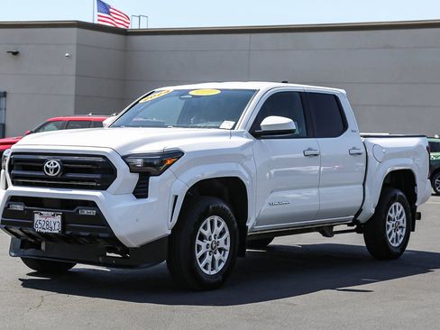 Certified 2024 Toyota Tacoma SR5 AWD/4WD image 3