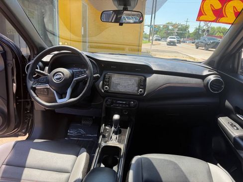 Used 2022 Nissan Kicks SR w/ Premium Package FWD image 17