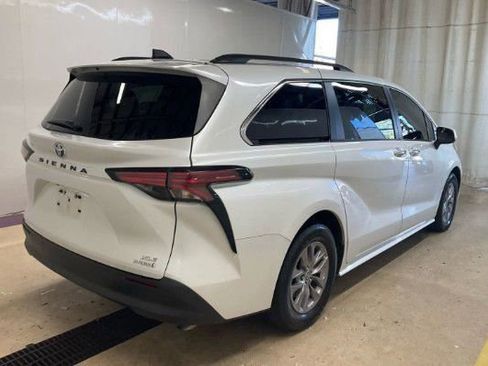 Used 2022 Toyota Sienna XLE image 3