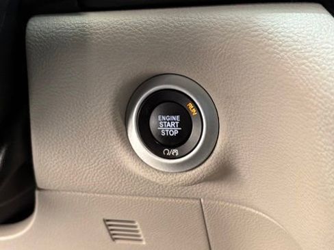 Used 2024 Chrysler Pacifica Select image 41