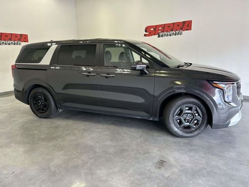 Used 2025 Kia Carnival FWD image 2