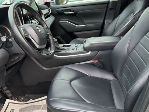 Used 2024 Toyota Highlander XLE image 3