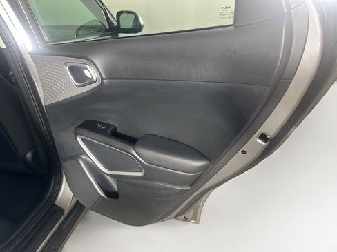 Used 2025 Kia Soul LX w/ LX Technology Package FWD image 28