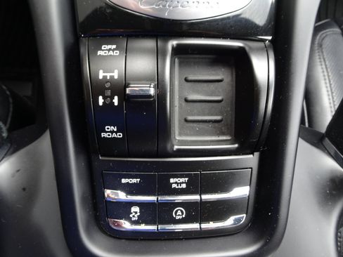 Used 2017 Porsche Cayenne Platinum Edition image 21