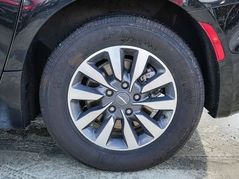 Certified 2024 Chrysler Pacifica Select image 12