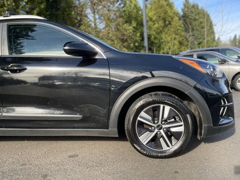 Used 2020 Kia Niro LXS image 2