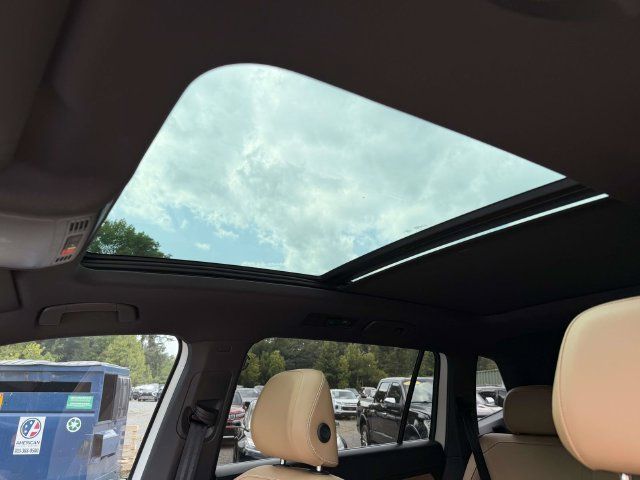 Used 2023 Volkswagen Tiguan SE w/ Panoramic Sunroof Package AWD/4WD image 2