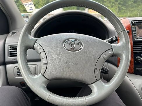 Used 2010 Toyota Sienna XLE FWD image 16