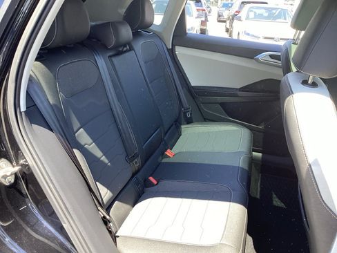 Certified 2025 Volkswagen Taos SE w/ Panoramic Sunroof Package AWD/4WD image 29