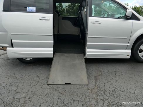 Used 2012 Dodge Grand Caravan SXT image 11