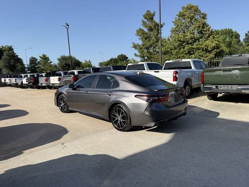Used 2022 Toyota Camry SE FWD image 4
