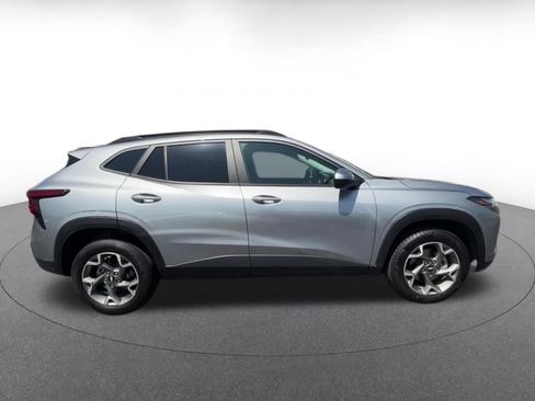 Used 2025 Chevrolet Trax LT FWD image 16