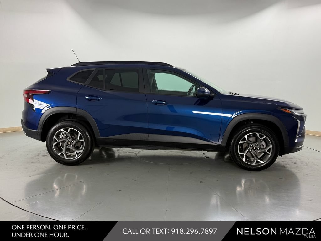 Used 2024 Chevrolet Trax LT w/ LT Convenience Package FWD image 5