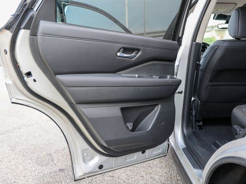 Used 2025 Nissan Pathfinder SL AWD/4WD image 37