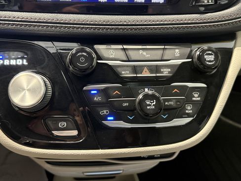 Used 2020 Chrysler Pacifica Limited FWD image 13