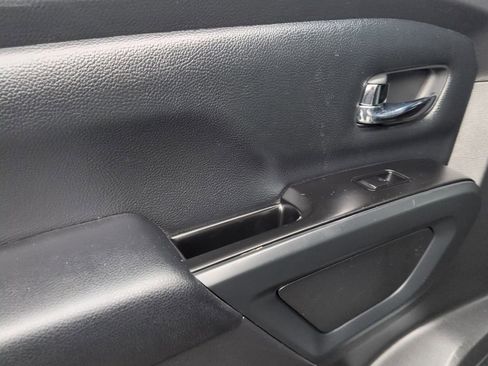 Used 2018 Nissan Titan SV w/ SV Convenience Package image 28