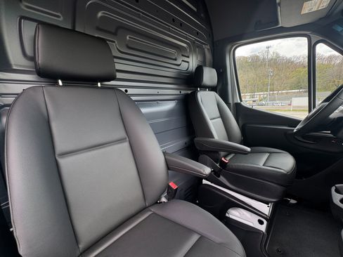 Used 2025 Mercedes-Benz Sprinter 2500 image 15