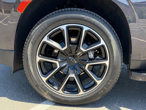 Used 2023 Chevrolet Suburban RST w/ Luxury Package AWD/4WD image 9