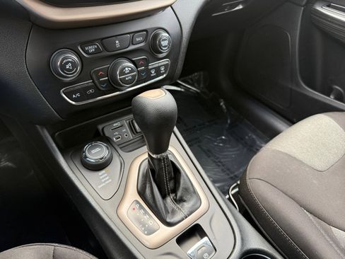 Used 2014 Jeep Cherokee Latitude w/ Comfort/Convenience Group image 13