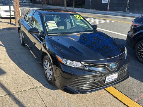 Used 2020 Toyota Camry LE image 4