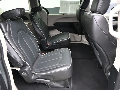 Used 2024 Chrysler Pacifica Limited image 9