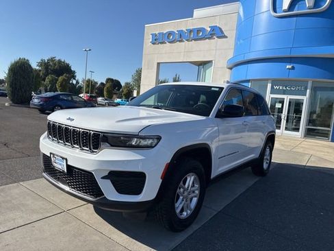 Used 2023 Jeep Grand Cherokee Laredo image 9