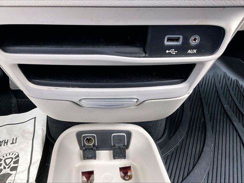 Used 2019 Chrysler Pacifica Touring-L w/ Tire & Wheel Group FWD image 34
