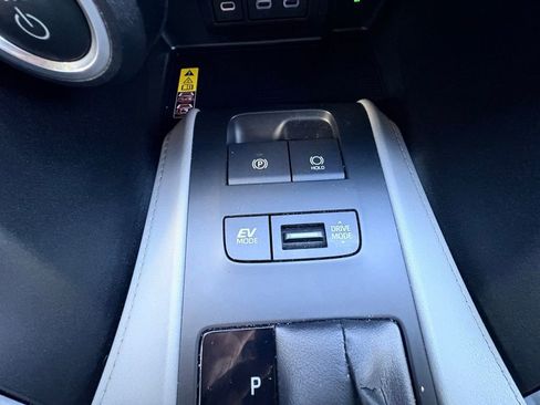 Used 2023 Toyota Venza LE image 32