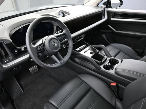 Certified 2025 Porsche Cayenne Turbo AWD/4WD image 4