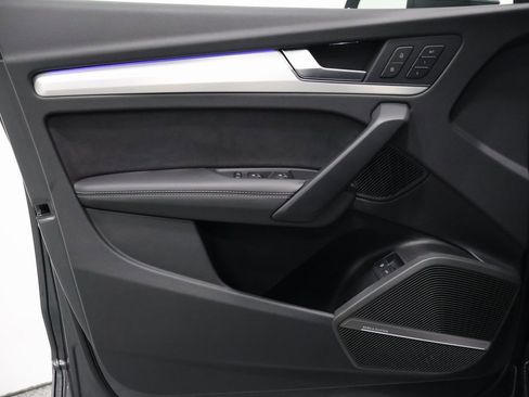 Used 2024 Audi Q5 e Prestige w/ Prestige Package image 12