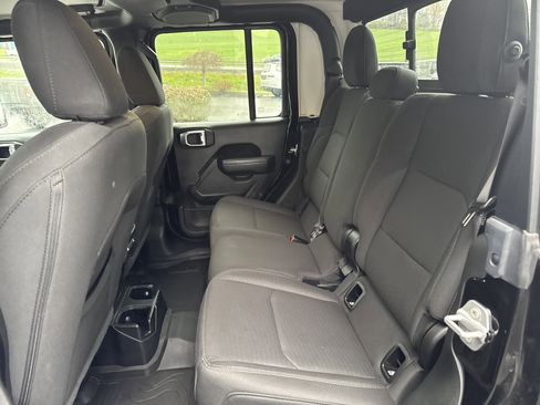 Used 2022 Jeep Gladiator Sport image 13