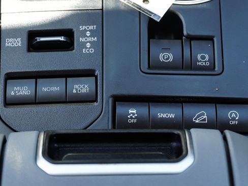 Used 2022 Toyota Highlander XLE AWD/4WD image 40